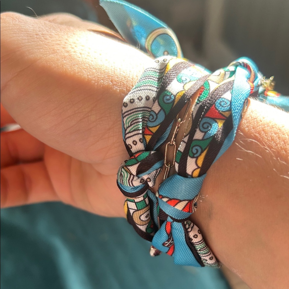 100% silk. Made in France. High quality scarf bracelet. With gold heart pendant! - Picture 3 of 16